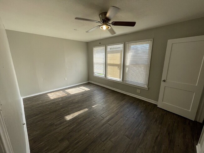 Building Photo - 859 Steves Ave