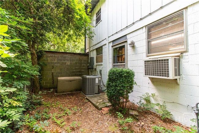 Building Photo - 1037 College Station Rd