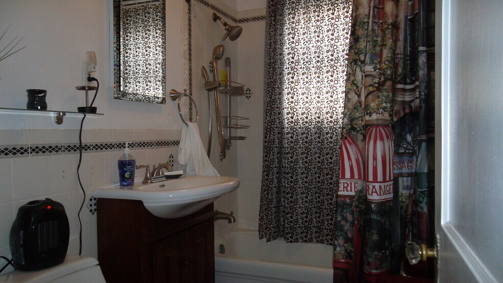 Bath - 33 Greycliff Rd
