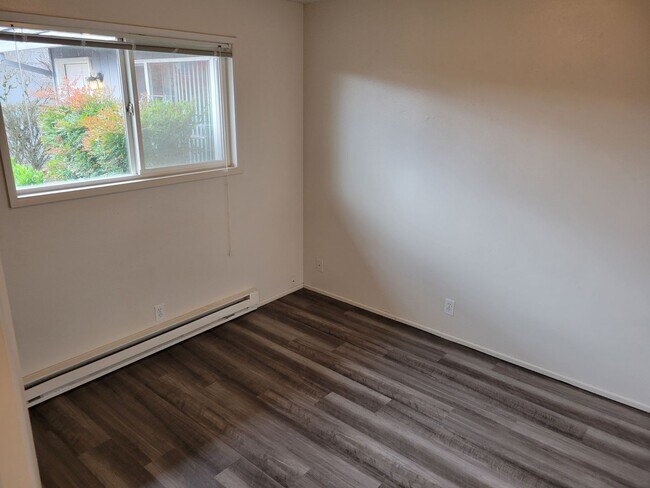 Building Photo - 619-621 Blaine