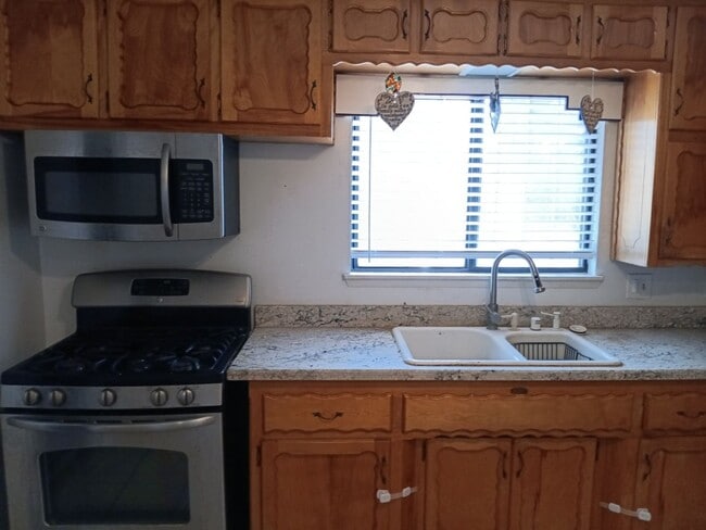 Building Photo - 3 Bedroom, 2 Bathroom Home! Schedule a Showing!