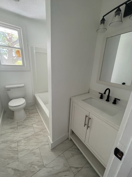 Building Photo - 1704 Walnut Ave