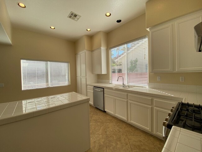 Building Photo - Beautiful Spacious 3BR/2.5BA Located in the Ivey Glenn Community!!