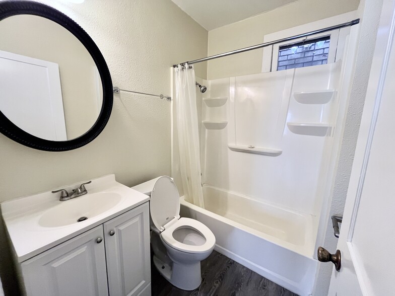 Bathroom - 2477-2479 N Dousman St