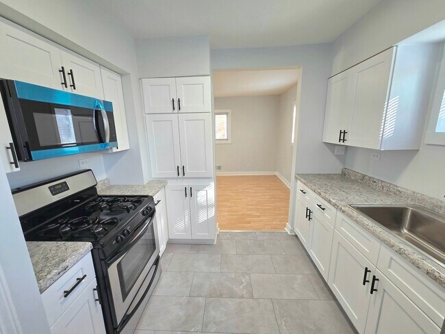 Building Photo - 324 Rosewood Ave