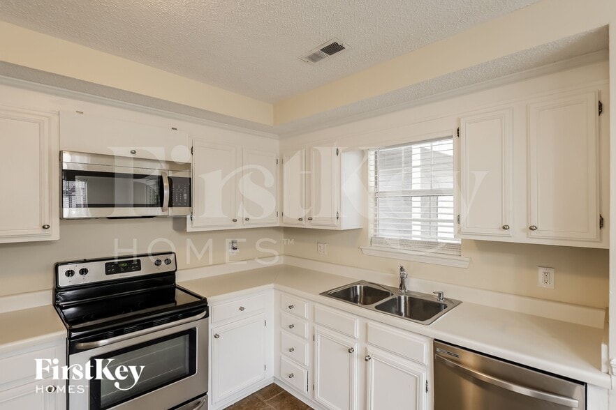 Building Photo - 102 Carriage Dr