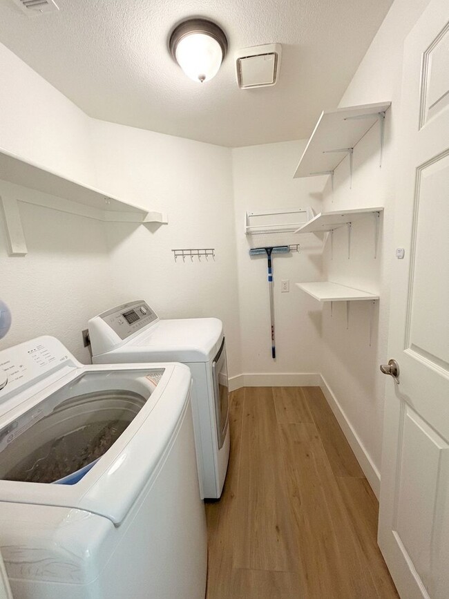 Building Photo - Beautiful single-story home for lease