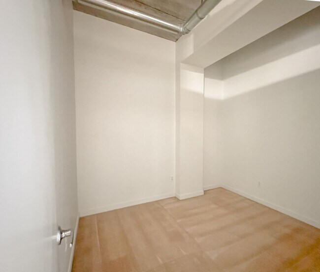 Building Photo - Luxury and Convenience in Royal Oak