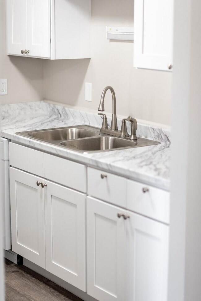 Building Photo - Everett Apartments - 119-07