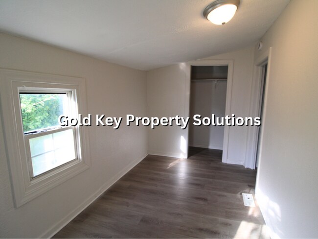 Building Photo - Updated 2 BR 1 BA House with Huge Kitchen and Garage (SECTION 8 APPROVED)