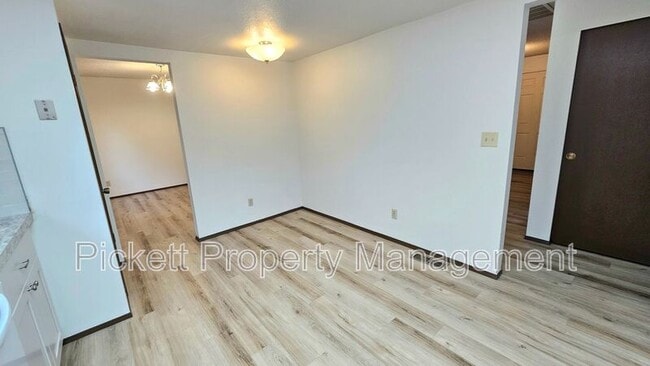 Building Photo - 5401 Pineridge Dr NE