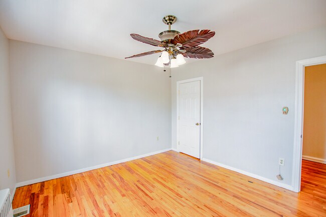 Building Photo - 2553 E Somerset St