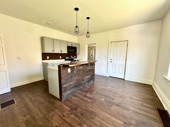 Building Photo - 1379 Paulson Ave