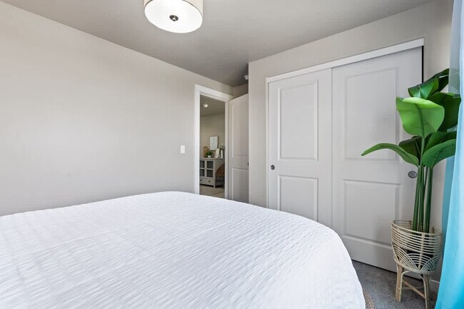 Building Photo - 16730 Suffolk Ave