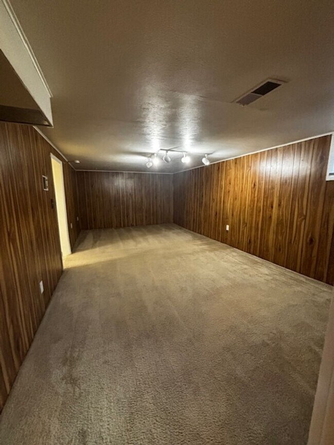 Building Photo - 4 Bedroom 2 Bath Single Family Home In South Cheyenne