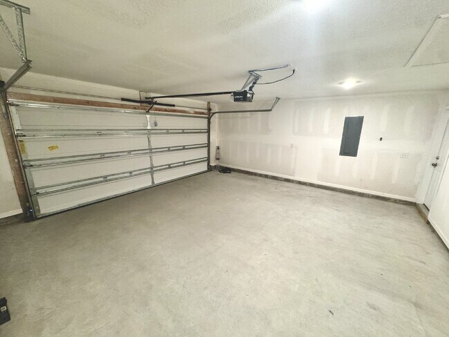 Building Photo - New rental in Brighton Oaks! Conveniently located off Hwy 231, this community conveniently close ...