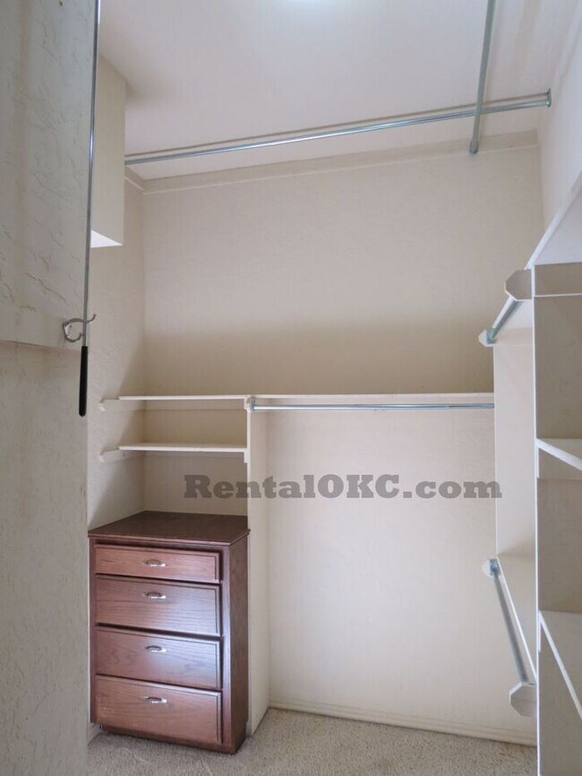 Building Photo - Moore 3/2 bed plus office and a storm shel...