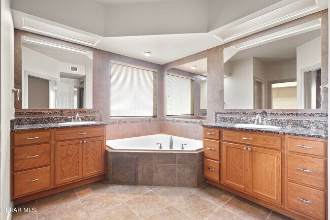Building Photo - 5729 Valley Oak Dr
