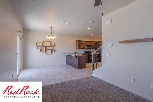 Building Photo - Lovely townhome with Community Pool!