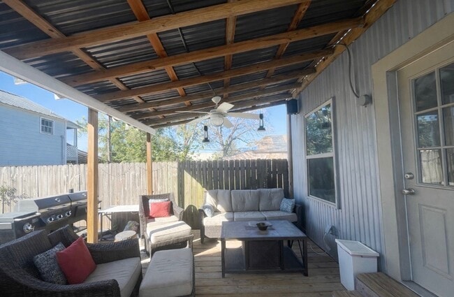 Building Photo - 2117 Everett St