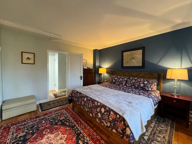 Building Photo - Charming 1 Bed 1 Bath End Unit Condo In Am...