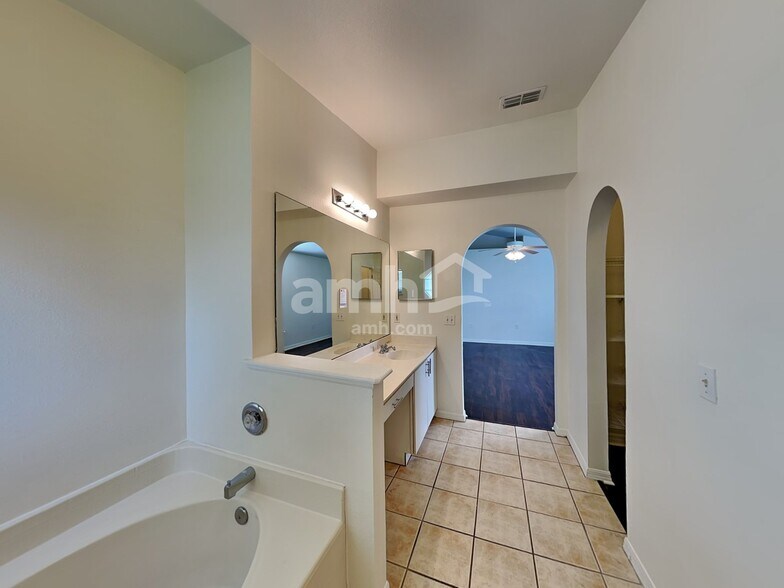 Building Photo - 9172 Upstream Ct