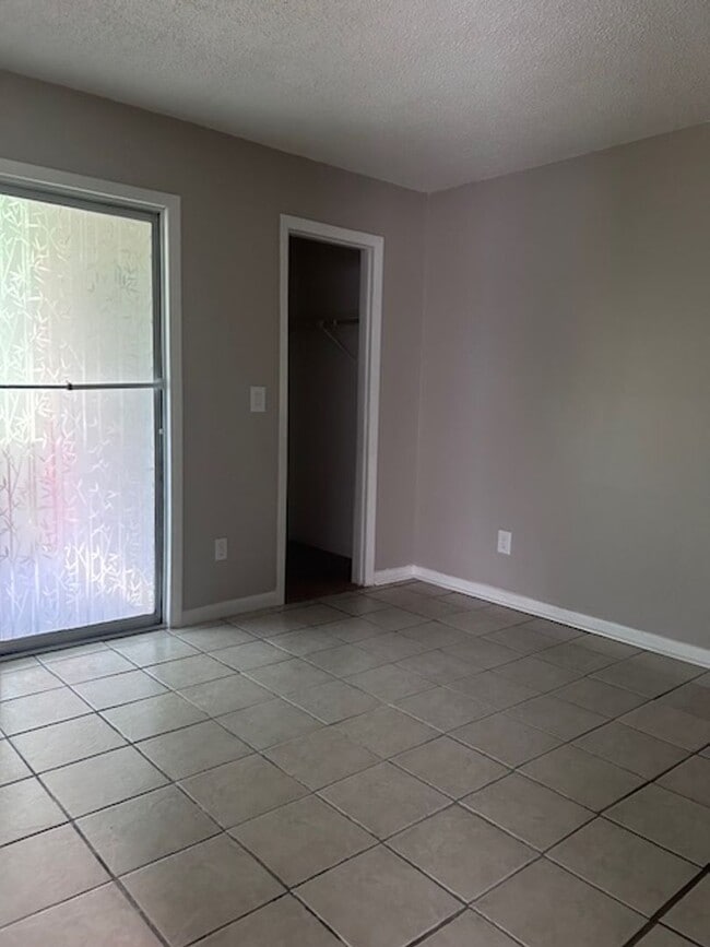 Building Photo - Newly Renovated Two Bedroom Condo Available! Move In Ready!