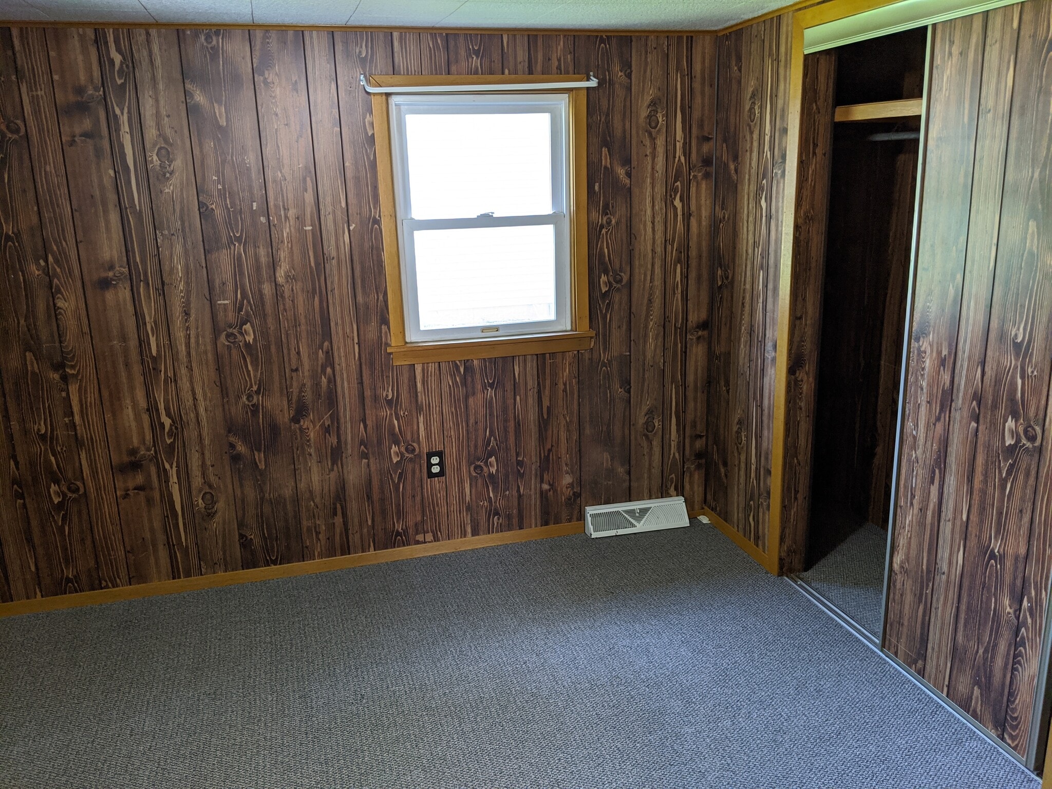 Building Photo - 406 11th St NE