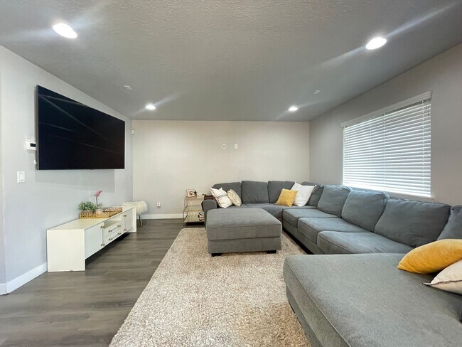 Building Photo - 15096 Honor Dr