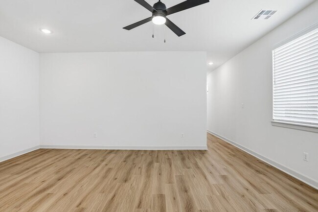 Building Photo - 3 Bed | 2 Bath Luxury Duplex