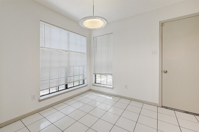 Building Photo - 9814 Paddock Park Dr