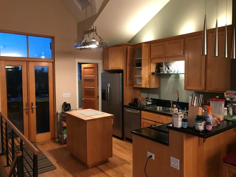 Building Photo - 325 Cherry St