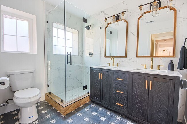 Building Photo - Luxury Living with Massive Private Yard in Downtown Burbank!