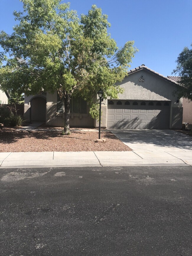 Building Photo - 3 Bedrooms, 2 Bathroom single story home i...