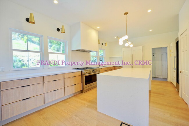 Building Photo - Classic, Modern and Private Home with Fres...
