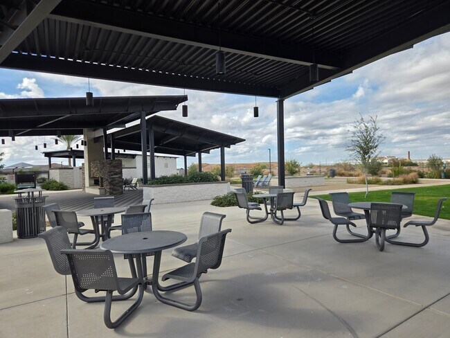 Building Photo - 713 W Longwood Dr