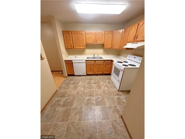 Building Photo - 831 Highview Dr