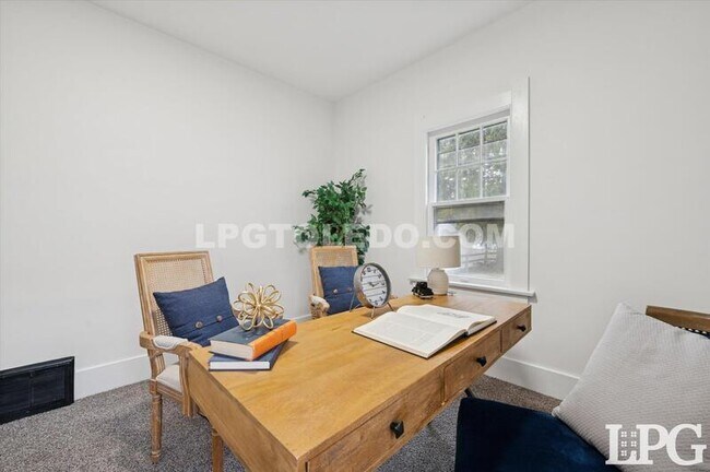 Building Photo - 1044 Hawk St