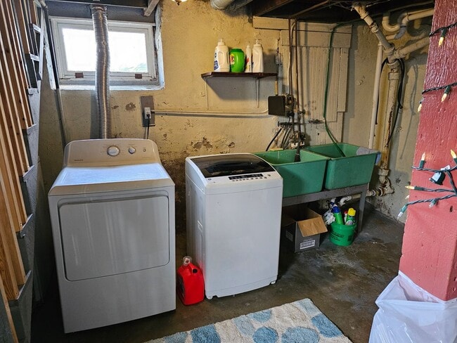 Building Photo - 4 bedroom House Close to U of M! Leasing f...