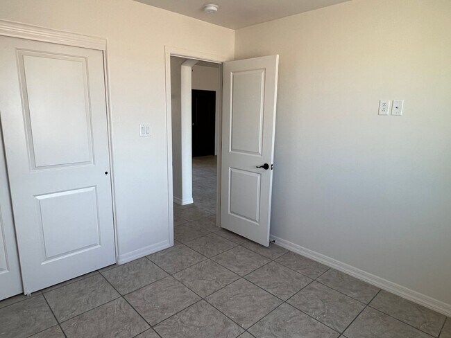 Building Photo - 3 Bedroom Split Floor Plan with 2 bathrooms