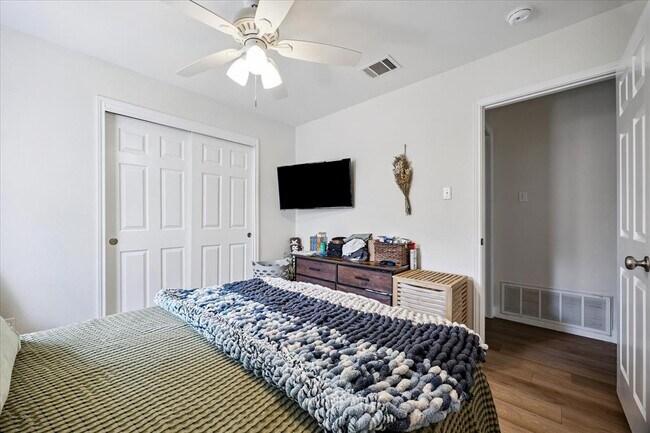 Building Photo - 9321 Linkmeadow Dr