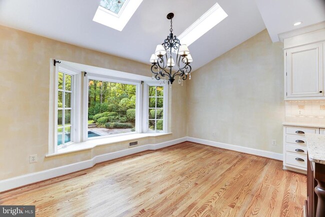 Building Photo - 8001 Greenwich Woods Dr