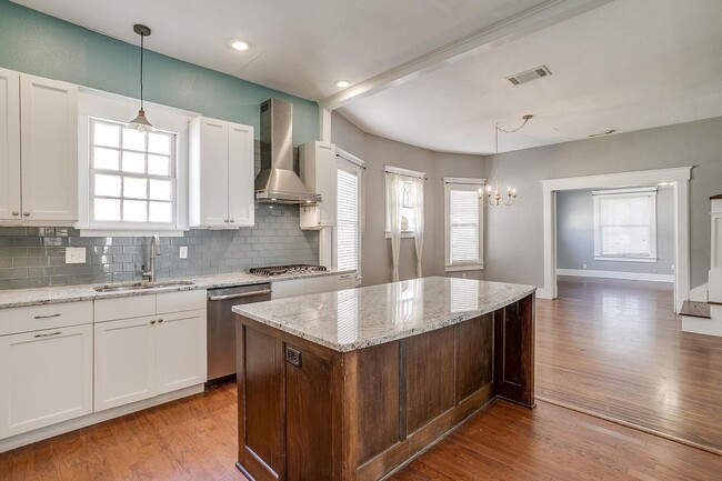 Building Photo - Amazingly Remodeled 1916 Home Located in N...