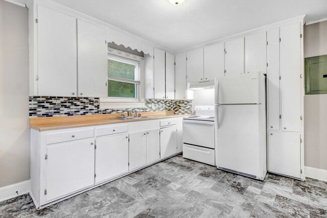 Building Photo - Available Now! 3 BR | 1.5 BA w/ Bonus Area just Minutes from Seymour Johnson!!