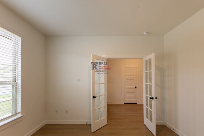 Building Photo - Beautiful 4 Bedroom Home with Covered Patio & Hill Country Views