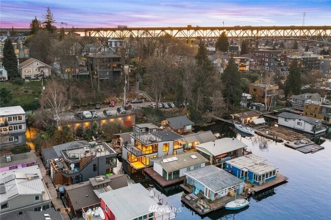 Building Photo - 3bd/2.5ba Seattle Houseboat