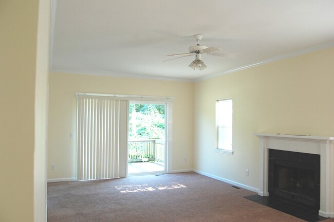 Building Photo - Student Friendly Huge 4 BR house, 5 minute...