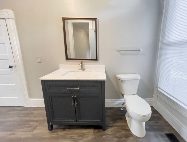 Building Photo - 700 W Powers St