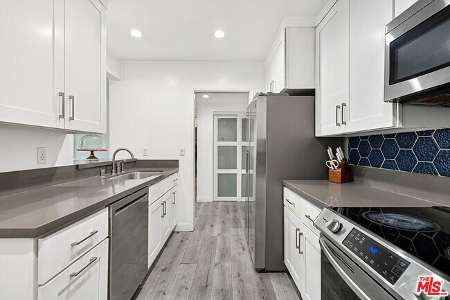 Building Photo - 6250 Buckingham Pkwy