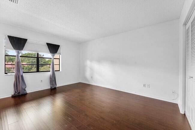 Building Photo - 8566 Casa Del Lago